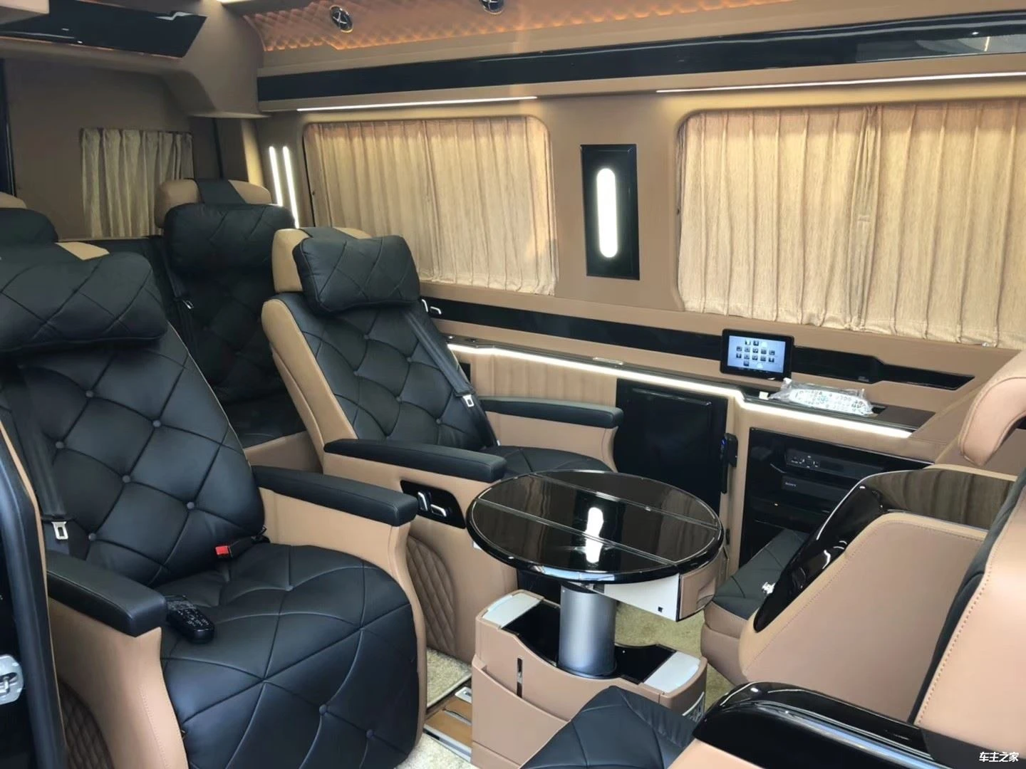 La caja de modificación del interior de la Mercedes-Benz Sprinter se lanzó re...