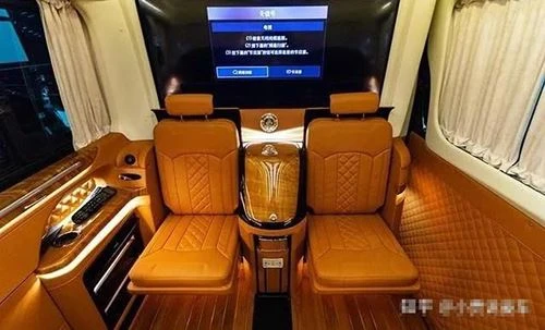 Caravana Mercedes-Benz Sprinter de nueve plazas con interior real