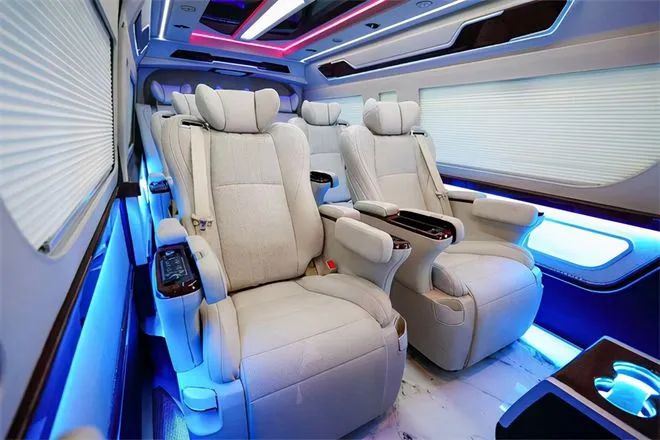 Mejoras en el interior del Toyota Hiace de nueve asientos, incluidos asientos...