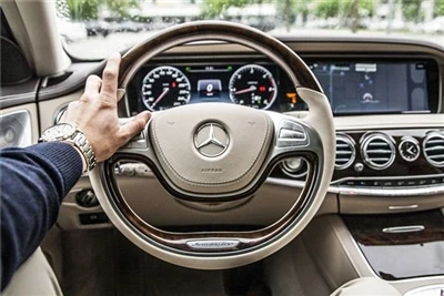 ¿Cómo controlar correctamente el volante al conducir?