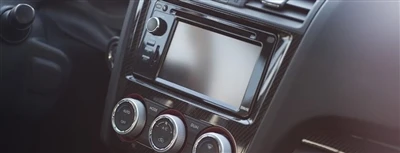¿A qué debo prestar atención al reinstalar el audio del automóvil?
