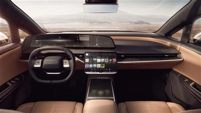 Pescador extasiado Tesla Viejo rival local Lanzamiento del nuevo auto lúcido