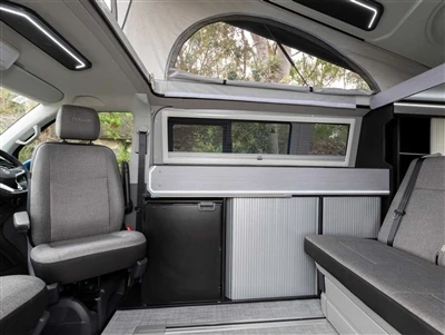 El coche Volkswagen T6 modificado para montañismo y acampada campo a través a...