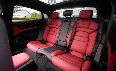Porsche Taycan: interior de cuero negro y rojo modificado